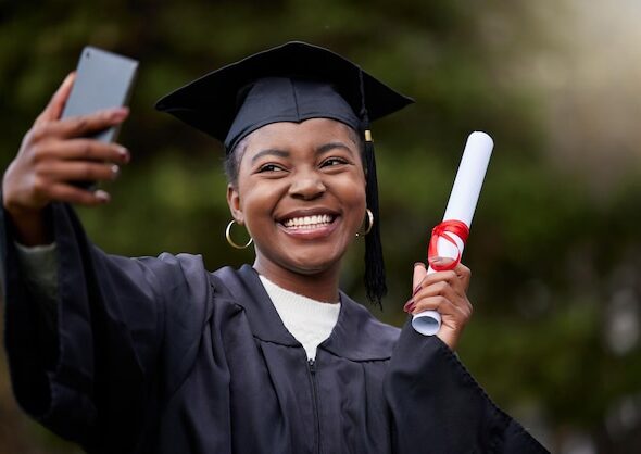 todo-mundo-estara-muy-orgulloso-mi-foto-mujer-joven-que-toma-selfies-dia-graduacion_590464-61541